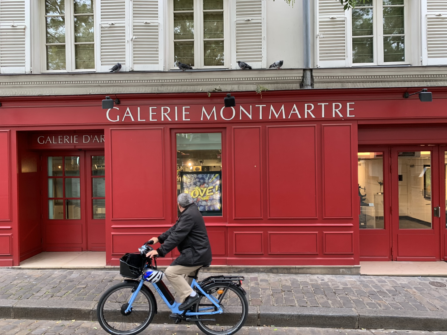 Picture of the front of Galerie Montmartre, Place Du Tertre, Paris, France