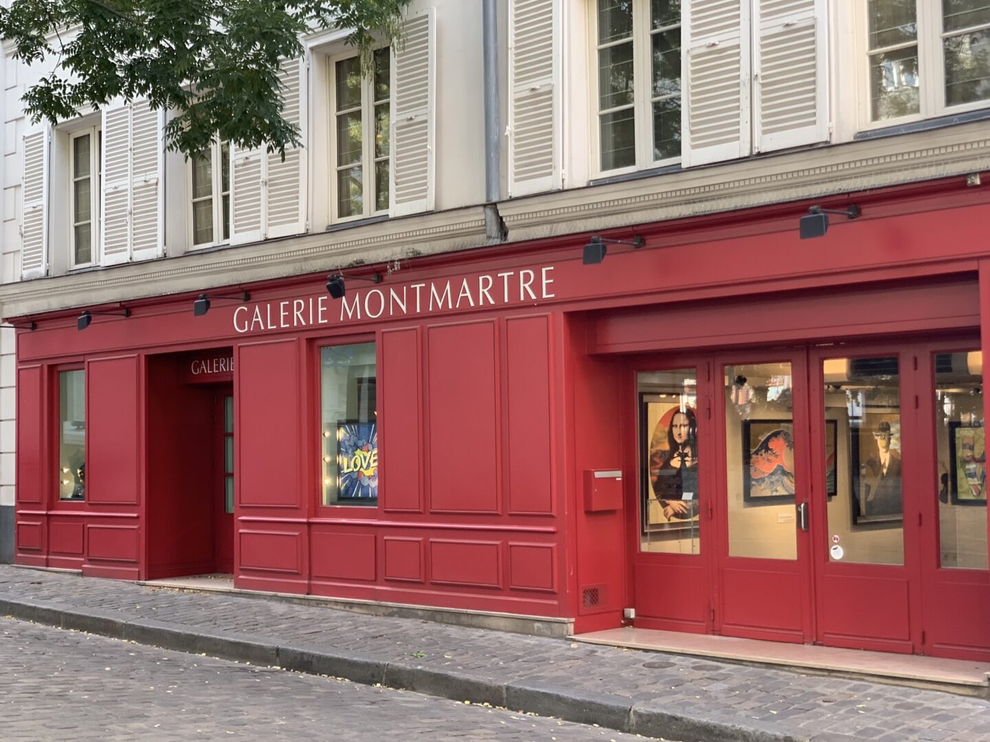 Picture of the front of Galerie Montmartre, Place Du Tertre, Paris, France