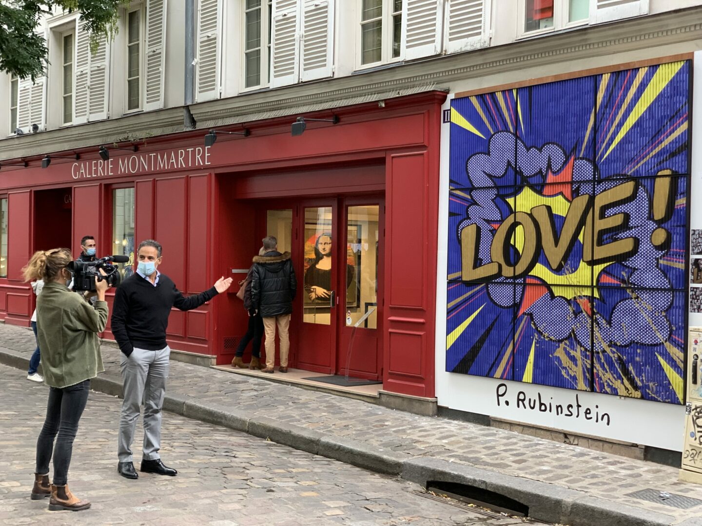 Picture of Alex Doppia in front of an artwork by Patrick Rubinstein, represented at Galerie Montmartre, Paris, France