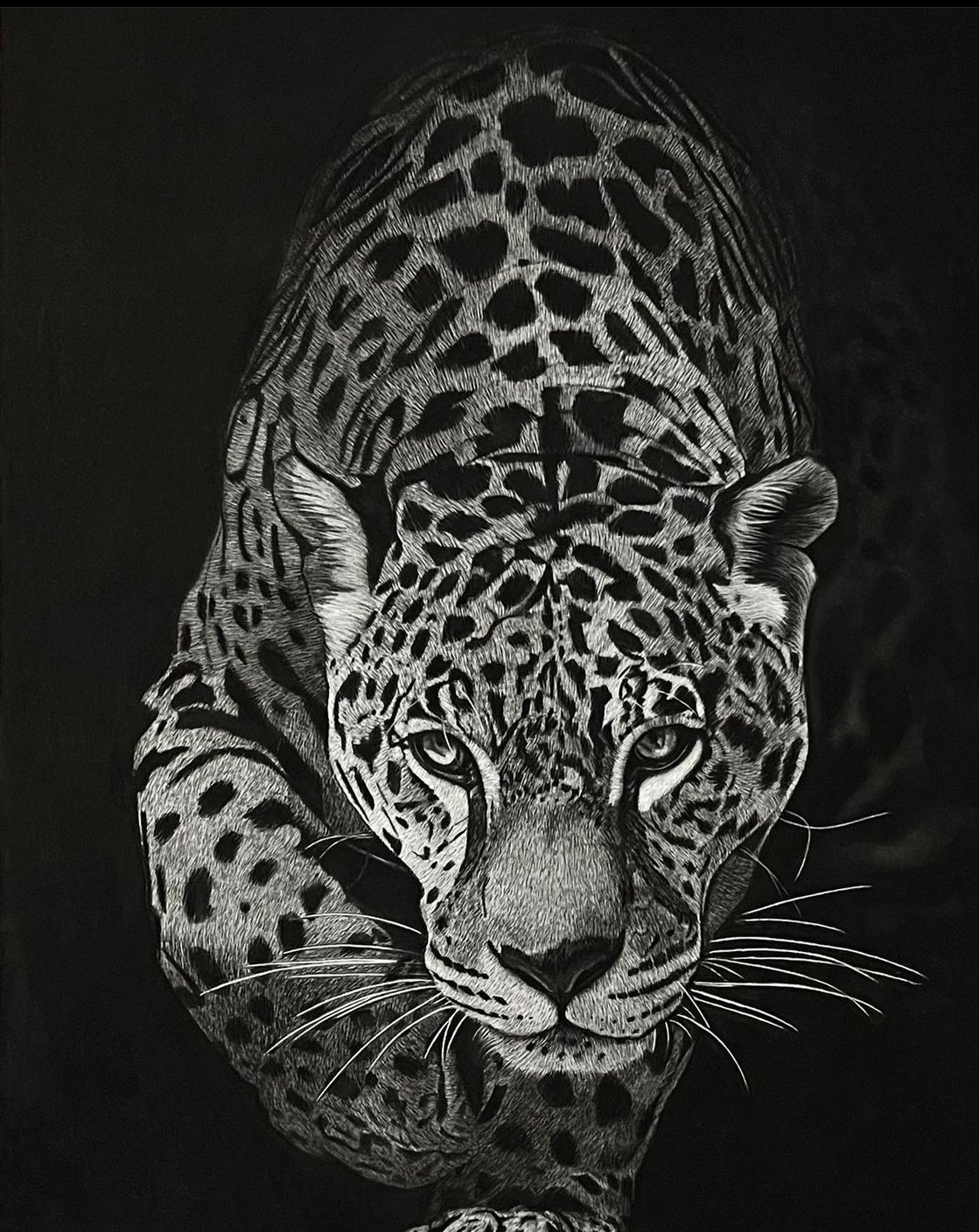 Cette image représente un tableau de l'artiste Skima, intitulé Balham. Cette pièce unique est réalisée à la pierre noire et au crayon et représente une panthère en mouvement. Elle mesure 120 x 80 cm et est exposée à la Galerie Montmartre à Paris, France.