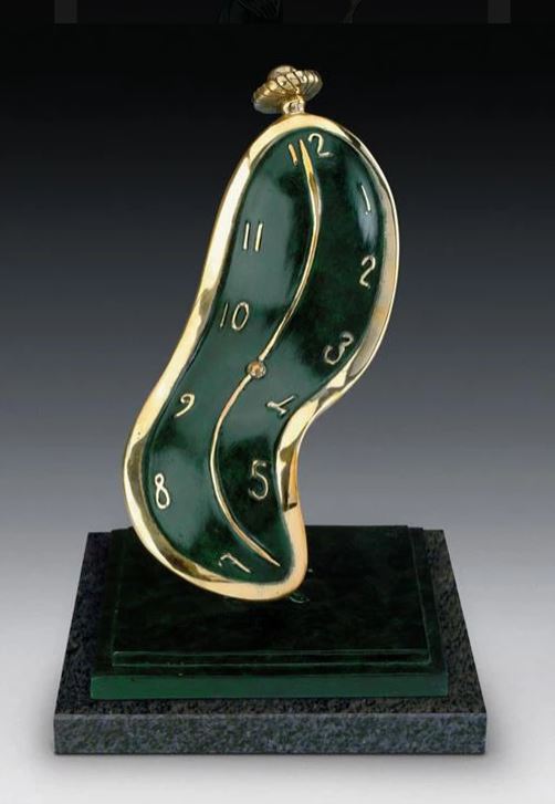 Cette image représente une sculpture de l'artiste Salvador Dalí et s'intitule Dance of Time I. Elle est réalisée en bronze à la cire perdue de couleur verte et dorée. Elle représente une horloge tordue. Elle mesure 52 cm et est exposée à la Galerie Montmartre à Paris, France.