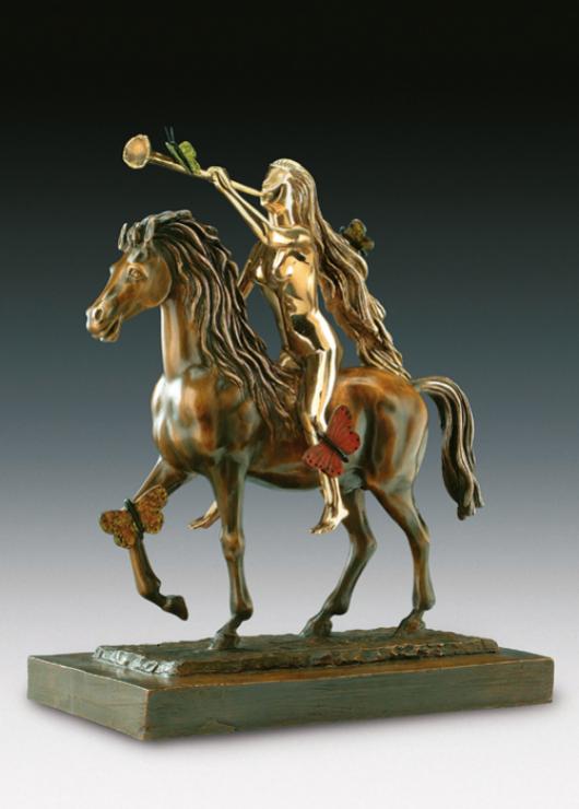 Cette image représente une sculpture de l'artiste Salvador Dalí et s'intitule Lady Godiva aux Papillons. Elle est réalisée en bronze à la cire perdue. Elle représente Lady Godiva sur un cheval avec une trompette à la bouche et à la main et des papillons dans sa chevelure. Elle mesure 51 cm et est exposée à la Galerie Montmartre à Paris, France.
