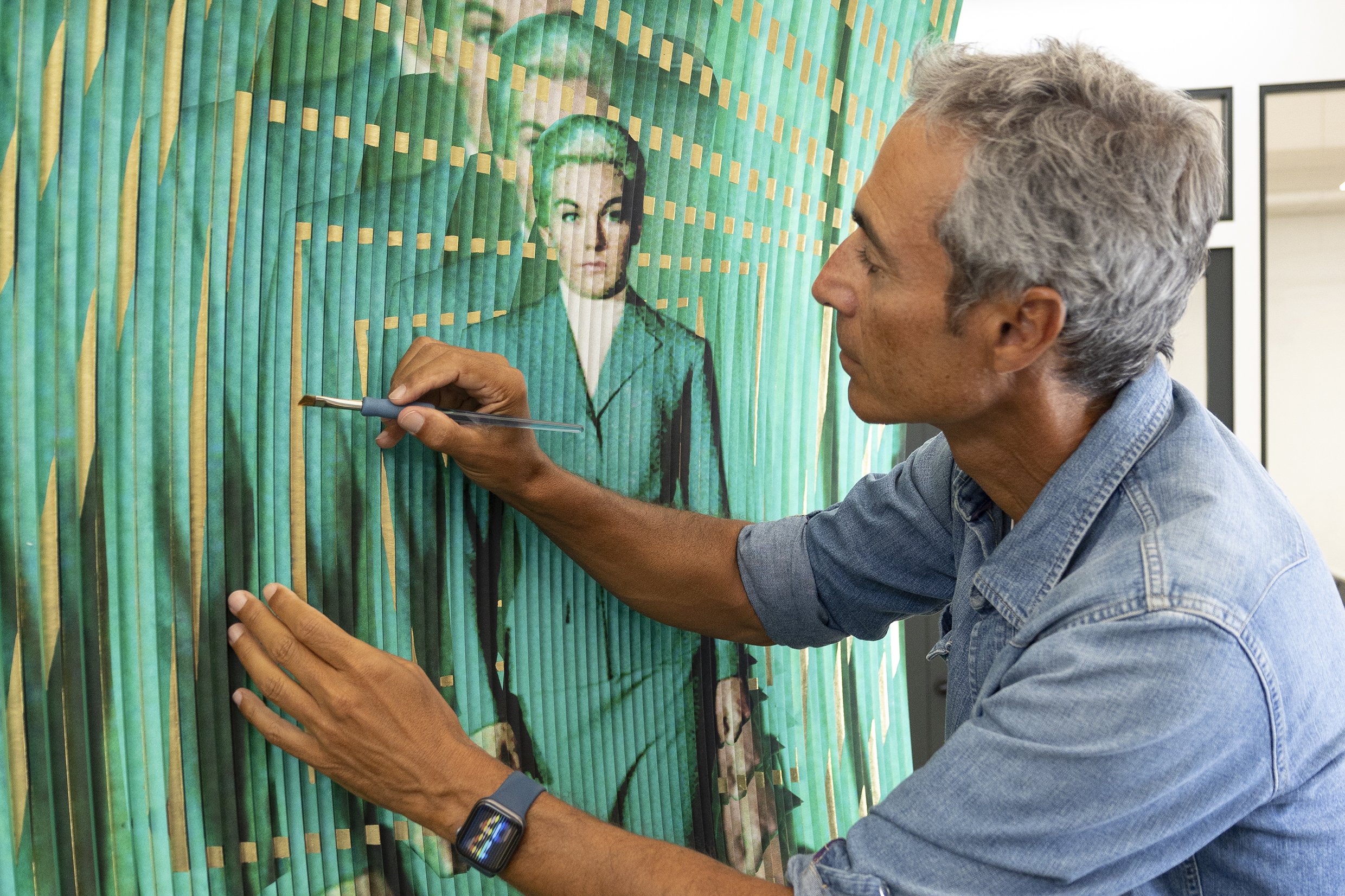 Cette image représente l'artiste Patrick Rubinstein en train de travailler sur son œuvre Vertigo. Photo de Connaissance des Arts.