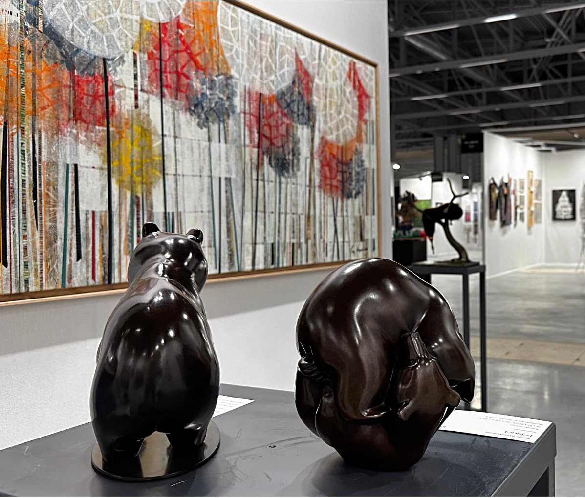 La poésie des toiles végétales de Luz Severino inspire les facéties des ours en bronze de Michel Bassompierre. Stand de la St-ART 2022 de la Galerie Montmartre.