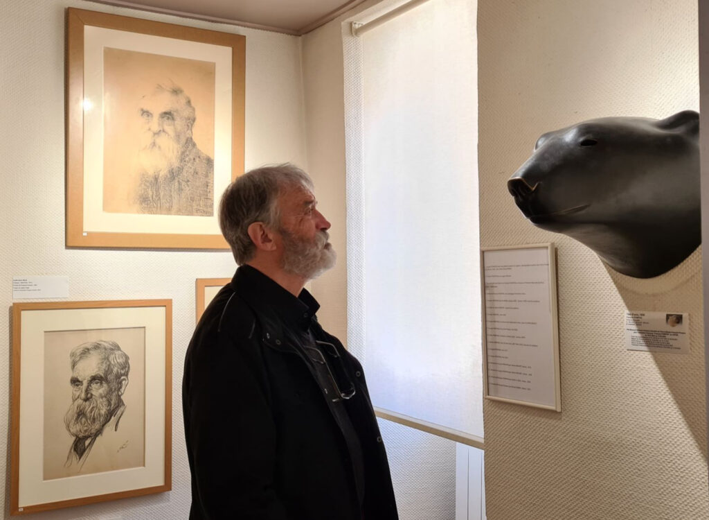 Photographie de l'artiste Michel Bassompierre à la fondation François Pompon à Saulieu, pour l'inauguration de sa nouvelle exposition publique.