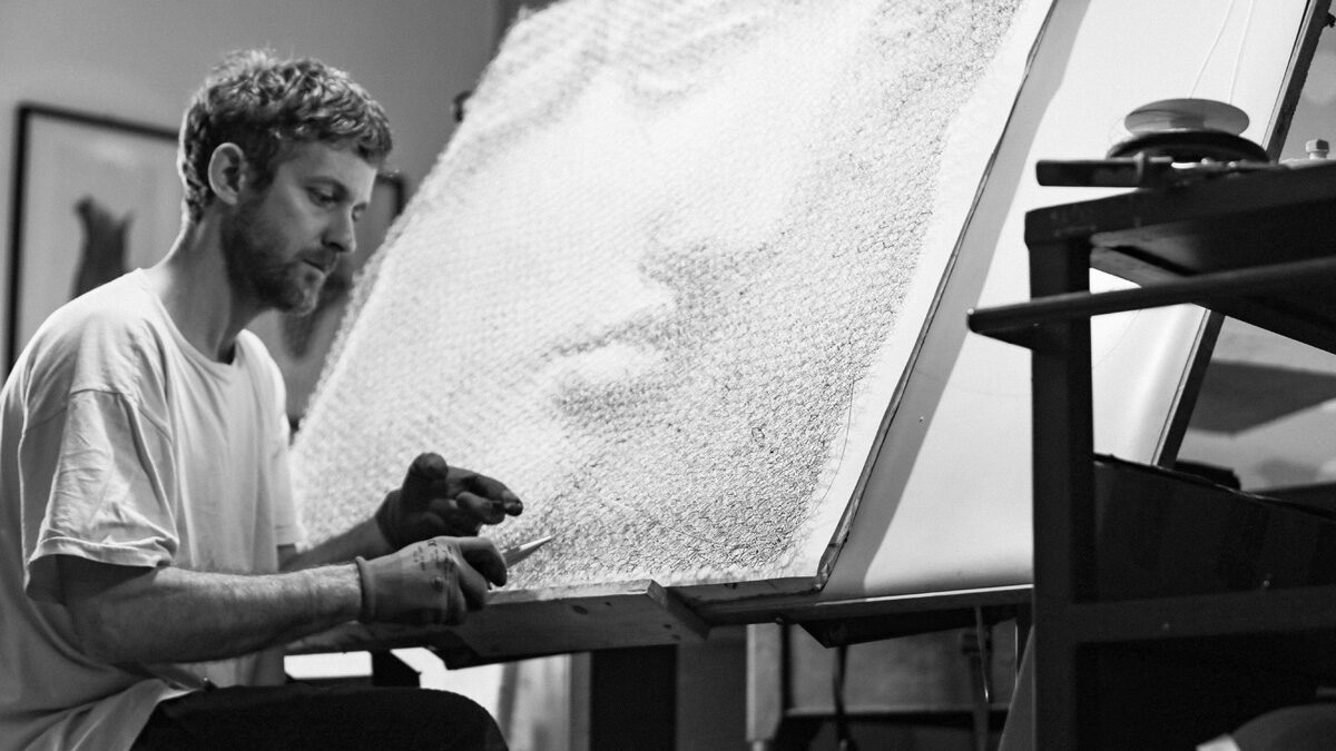 Photo of Giorgio Tentolini working on his wiremesh art