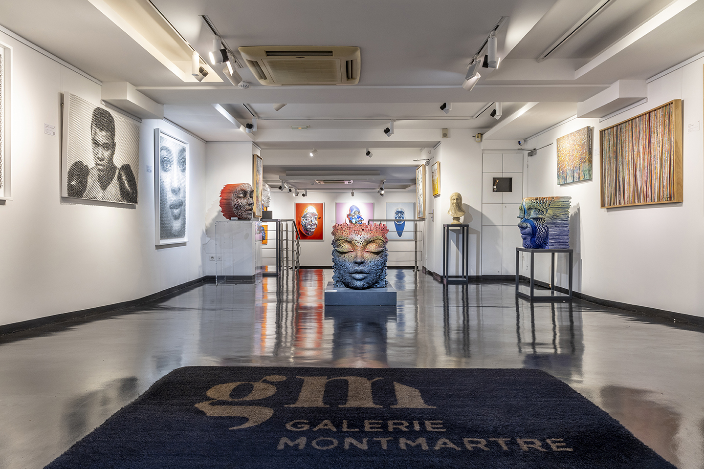 Photographie de la Galerie Montmartre et certains de ses artistes phares : Kip Omolade, Giorgio Tentolini, Luz Severino, Gil Bruvel